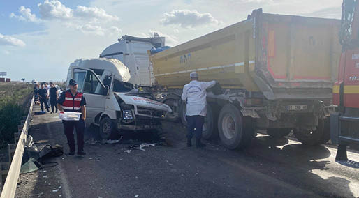 Adana’da TIR ile servis minibüsü çarpıştı; 4 ölü, 6 yaralı