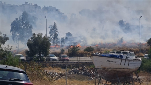 Bodrum’da otluk yangını; vatandaşlar otomobili kurtarmak için seferber oldu