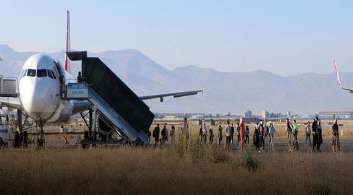 Bomba ihbarı asılsız çıkan Hindistan uçağındaki yolcular, kalkış saatini bekliyor