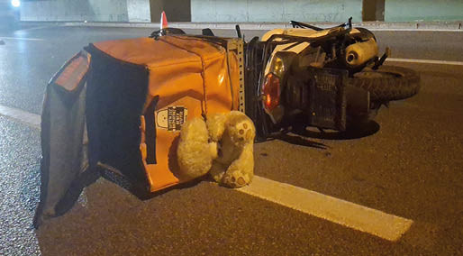 BURSA'da, bariyerlere çarpan motosikletli kurye öldü