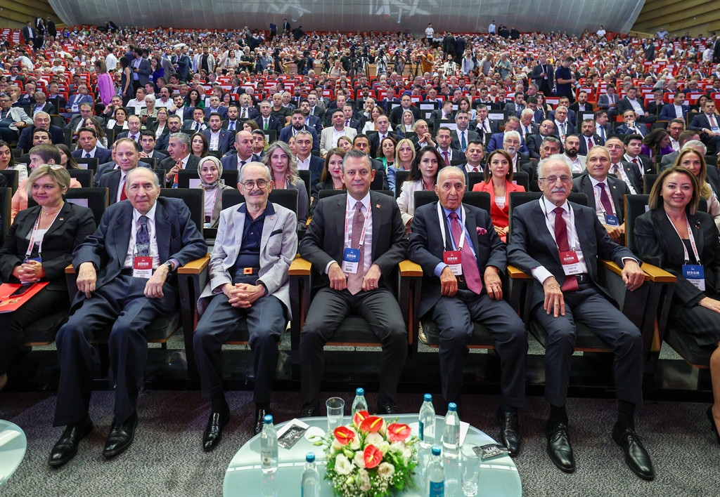 CUMHURİYET Halk Partisi'nin  20'nci Olağanüstü Kurultayı'nda tüzük değişikliği kabul edildi