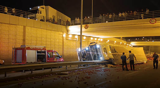 Domates yüklü TIR, alt geçitte devrildi; şoför öldü