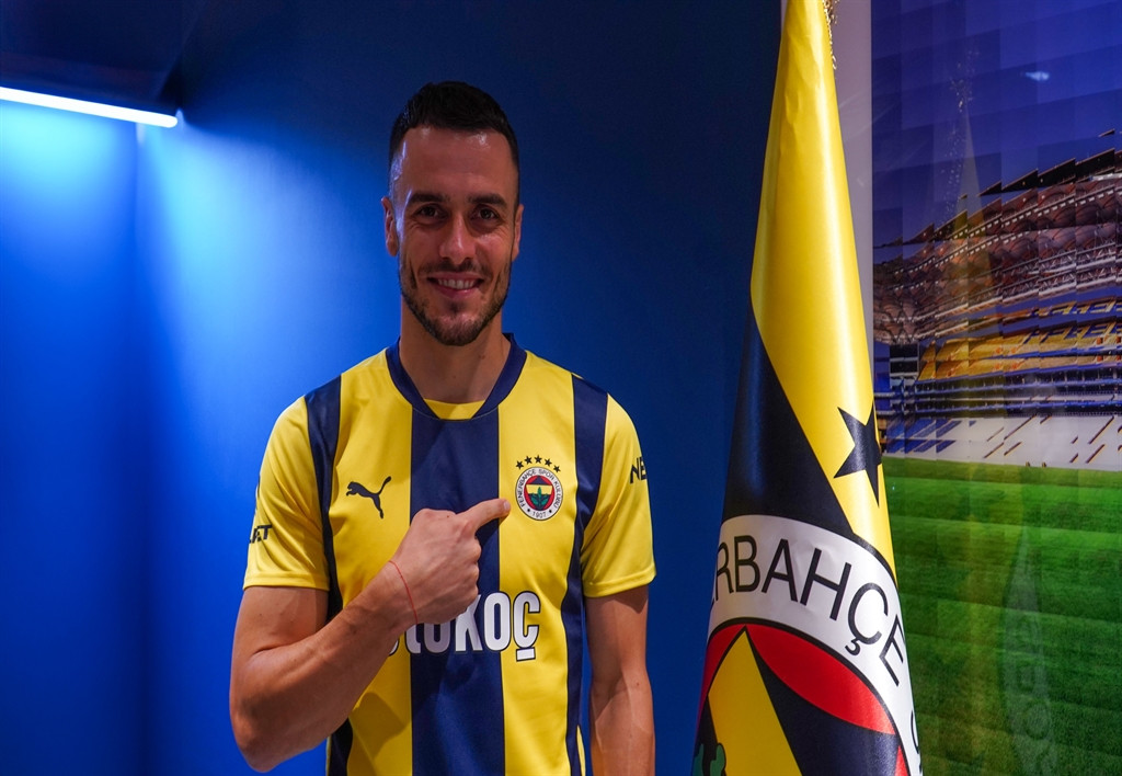 Filip Kostic Fenerbahçe formasıyla poz verdi