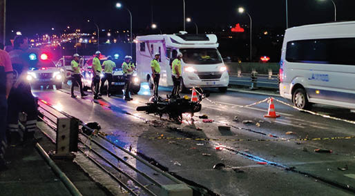 Haliç Köprüsü'nde motosiklet yol temizleme aracına çarptı: 1 ölü