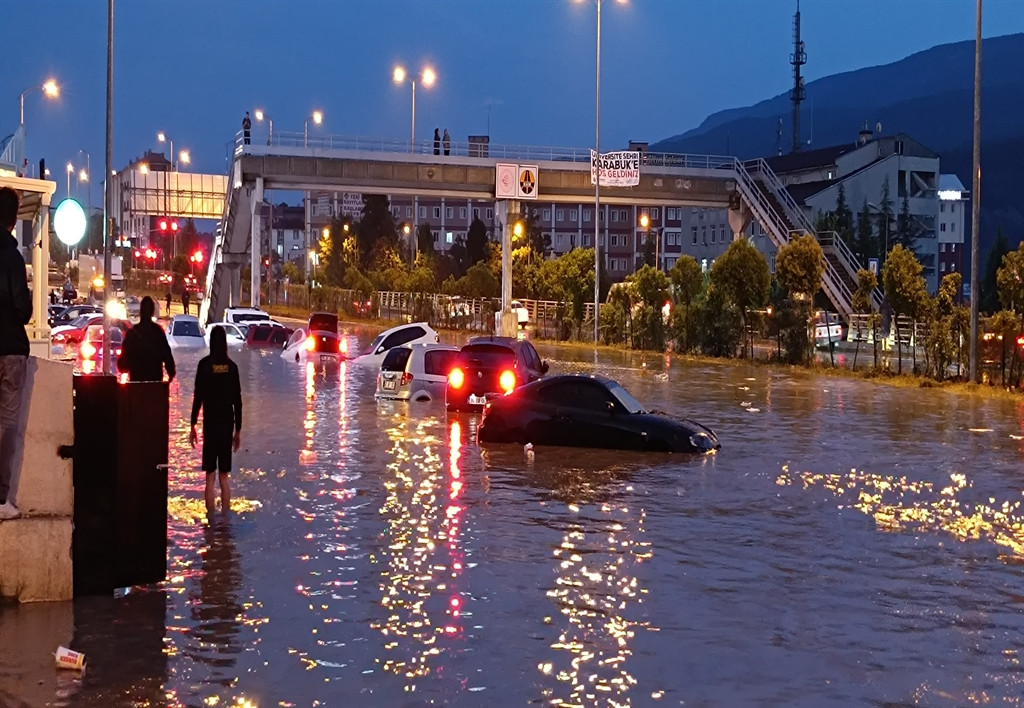 Karabük'te sağanak; cadde ve sokaklar suyla doldu, araçlar yolda kaldı