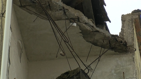 Kartal’da 4 katlı binanın çatısı çöktü; bina tahliye edildi