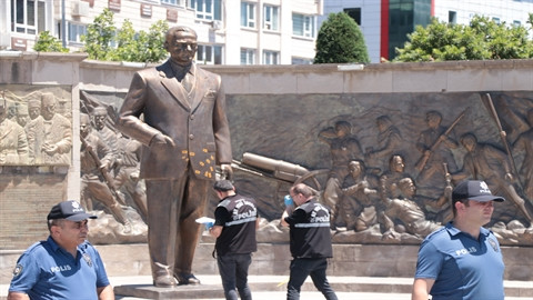 Kayseri'de Atatürk Anıtı'na baltalı saldırı: 1'i kadın 2 gözaltı