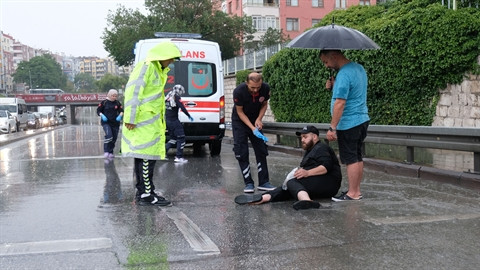 Konya'da sağanak caddeleri göle çevirdi, kaza yapan motosikletliye bir kişi şemsiyesini tuttu