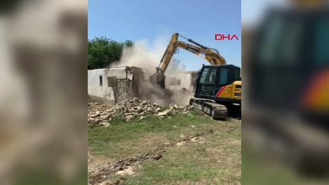 Kozan’da deprem ağır hasar alan binalar yıkılıyor