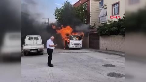 Park halindeki minibüs alev alev yandı