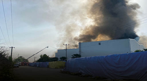 SAMSUN’da elyaf fabrikasında yangın; yandaki işletmeye de sıçradı