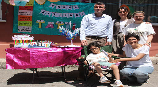 Serebral palsi hastası Asrın'a evinin önünde karne töreni