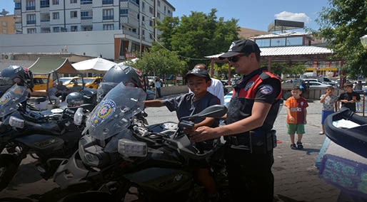 Yunus polisleri çocukları oyuncak hediye edip, motosiklete bindirdi